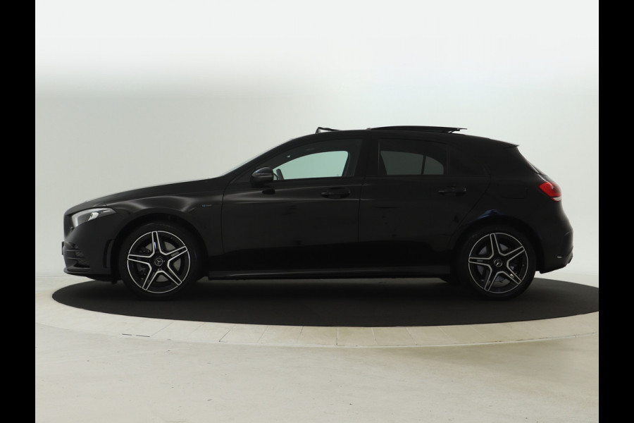 Mercedes-Benz A-Klasse 250 e AMG Plug-In Hybride | AMG Line | Night Pakket | Panorama Schuif-Kanteldak | Sfeerverlichting | Inclusief 24 maanden MB Certified garantie voor Europa.