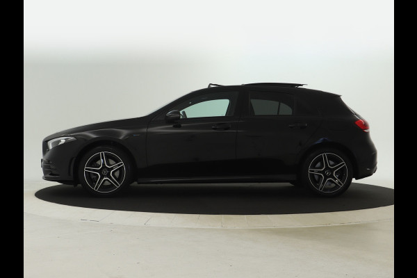 Mercedes-Benz A-Klasse 250 e AMG Plug-In Hybride | AMG Line | Night Pakket | Panorama Schuif-Kanteldak | Sfeerverlichting | Inclusief 24 maanden MB Certified garantie voor Europa.