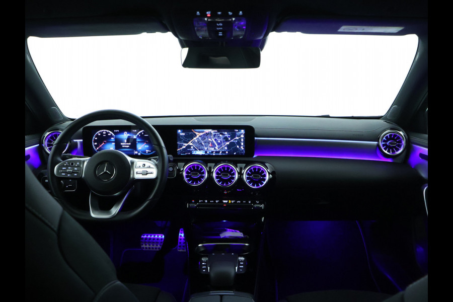 Mercedes-Benz A-Klasse 250 e AMG Plug-In Hybride | AMG Line | Night Pakket | Panorama Schuif-Kanteldak | Sfeerverlichting | Inclusief 24 maanden MB Certified garantie voor Europa.