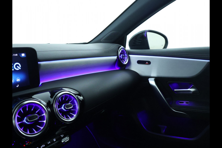 Mercedes-Benz A-Klasse 250 e AMG Plug-In Hybride | AMG Line | Night Pakket | Panorama Schuif-Kanteldak | Sfeerverlichting | Inclusief 24 maanden MB Certified garantie voor Europa.