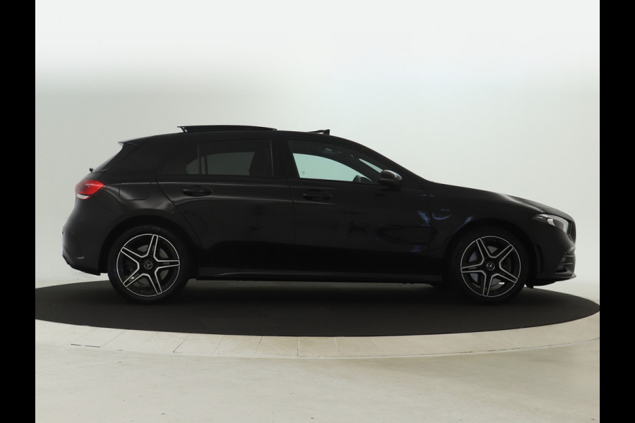 Mercedes-Benz A-Klasse 250 e AMG Plug-In Hybride | AMG Line | Night Pakket | Panorama Schuif-Kanteldak | Sfeerverlichting | Inclusief 24 maanden MB Certified garantie voor Europa.