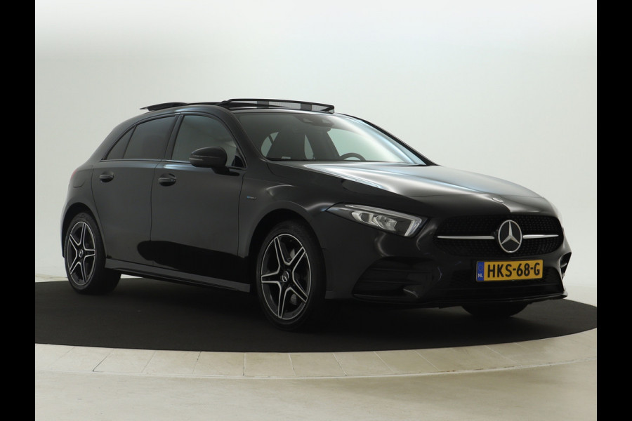 Mercedes-Benz A-Klasse 250 e AMG Plug-In Hybride | AMG Line | Night Pakket | Panorama Schuif-Kanteldak | Sfeerverlichting | Inclusief 24 maanden MB Certified garantie voor Europa.