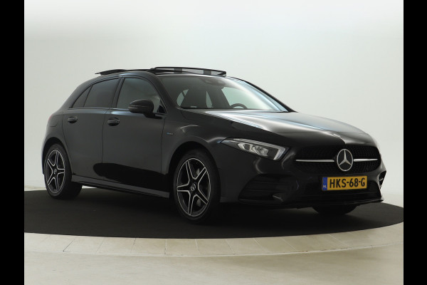 Mercedes-Benz A-Klasse 250 e AMG Plug-In Hybride | AMG Line | Night Pakket | Panorama Schuif-Kanteldak | Sfeerverlichting | Inclusief 24 maanden MB Certified garantie voor Europa.
