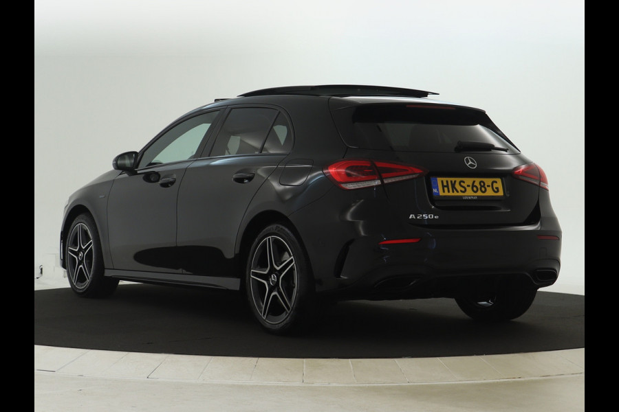 Mercedes-Benz A-Klasse 250 e AMG Plug-In Hybride | AMG Line | Night Pakket | Panorama Schuif-Kanteldak | Sfeerverlichting | Inclusief 24 maanden MB Certified garantie voor Europa.