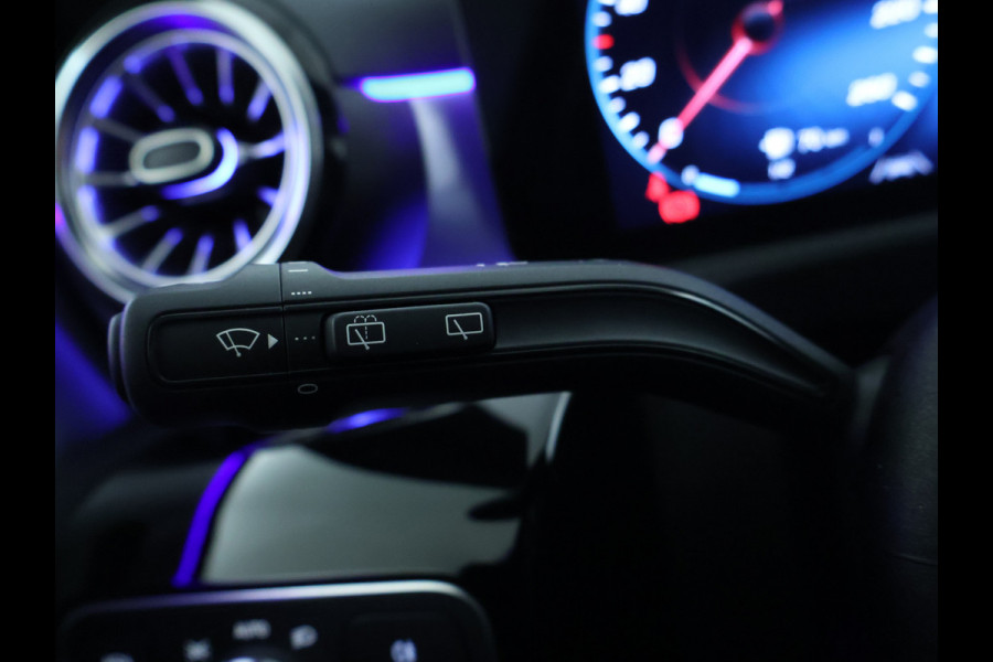 Mercedes-Benz A-Klasse 250 e AMG Plug-In Hybride | AMG Line | Night Pakket | Panorama Schuif-Kanteldak | Sfeerverlichting | Inclusief 24 maanden MB Certified garantie voor Europa.