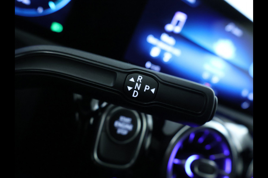 Mercedes-Benz A-Klasse 250 e AMG Plug-In Hybride | AMG Line | Night Pakket | Panorama Schuif-Kanteldak | Sfeerverlichting | Inclusief 24 maanden MB Certified garantie voor Europa.