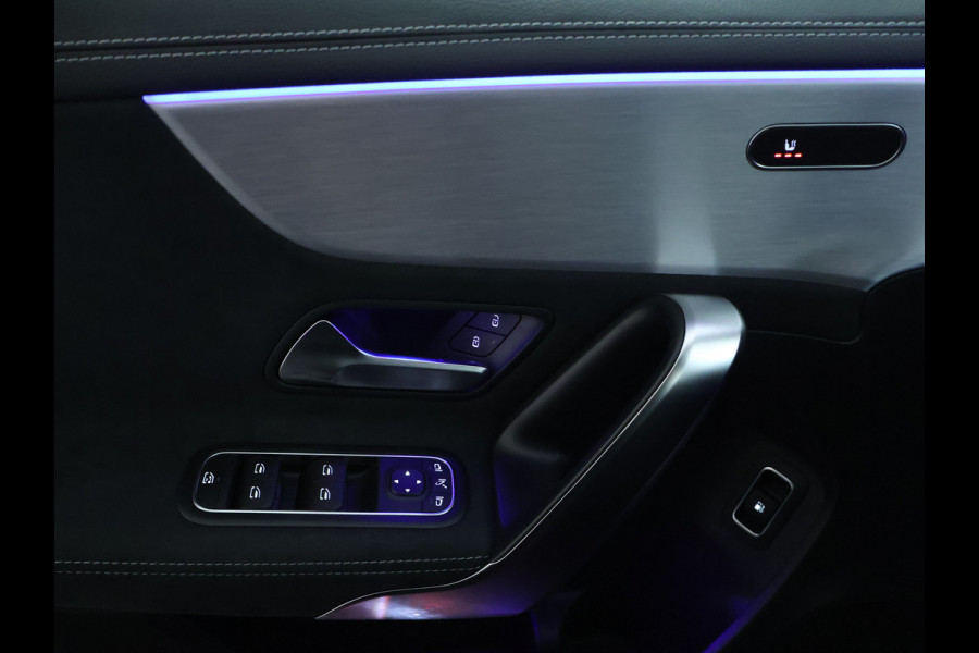 Mercedes-Benz A-Klasse 250 e AMG Plug-In Hybride | AMG Line | Night Pakket | Panorama Schuif-Kanteldak | Sfeerverlichting | Inclusief 24 maanden MB Certified garantie voor Europa.