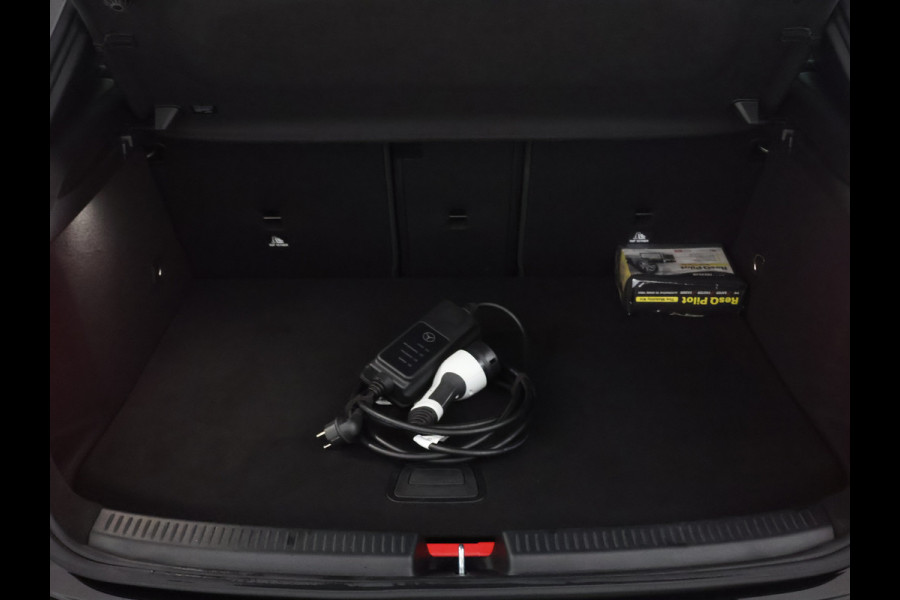 Mercedes-Benz A-Klasse 250 e AMG Plug-In Hybride | AMG Line | Night Pakket | Panorama Schuif-Kanteldak | Sfeerverlichting | Inclusief 24 maanden MB Certified garantie voor Europa.
