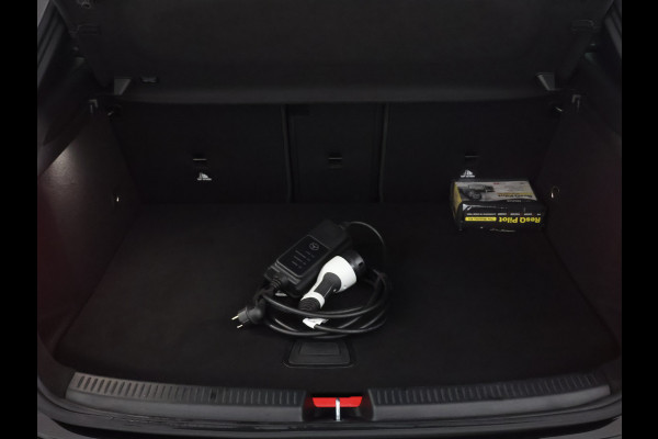 Mercedes-Benz A-Klasse 250 e AMG Plug-In Hybride | AMG Line | Night Pakket | Panorama Schuif-Kanteldak | Sfeerverlichting | Inclusief 24 maanden MB Certified garantie voor Europa.