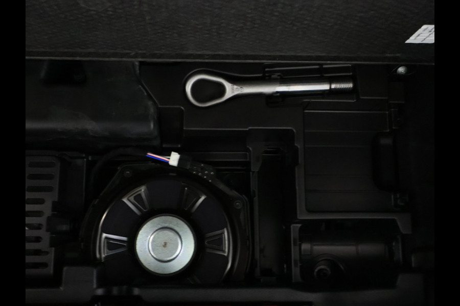 Mercedes-Benz A-Klasse 250 e AMG Plug-In Hybride | AMG Line | Night Pakket | Panorama Schuif-Kanteldak | Sfeerverlichting | Inclusief 24 maanden MB Certified garantie voor Europa.