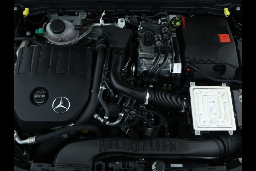 Mercedes-Benz A-Klasse 250 e AMG Plug-In Hybride | AMG Line | Night Pakket | Panorama Schuif-Kanteldak | Sfeerverlichting | Inclusief 24 maanden MB Certified garantie voor Europa.