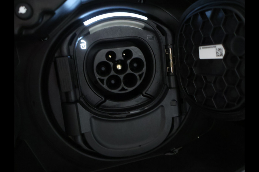Mercedes-Benz A-Klasse 250 e AMG Plug-In Hybride | AMG Line | Night Pakket | Panorama Schuif-Kanteldak | Sfeerverlichting | Inclusief 24 maanden MB Certified garantie voor Europa.