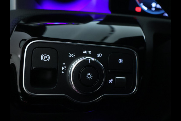 Mercedes-Benz A-Klasse 250 e AMG Plug-In Hybride | AMG Line | Night Pakket | Panorama Schuif-Kanteldak | Sfeerverlichting | Inclusief 24 maanden MB Certified garantie voor Europa.