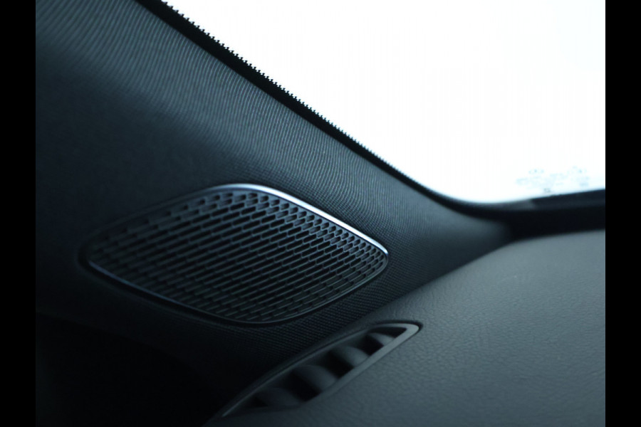 Mercedes-Benz A-Klasse 250 e AMG Plug-In Hybride | AMG Line | Night Pakket | Panorama Schuif-Kanteldak | Sfeerverlichting | Inclusief 24 maanden MB Certified garantie voor Europa.