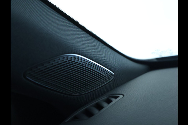 Mercedes-Benz A-Klasse 250 e AMG Plug-In Hybride | AMG Line | Night Pakket | Panorama Schuif-Kanteldak | Sfeerverlichting | Inclusief 24 maanden MB Certified garantie voor Europa.