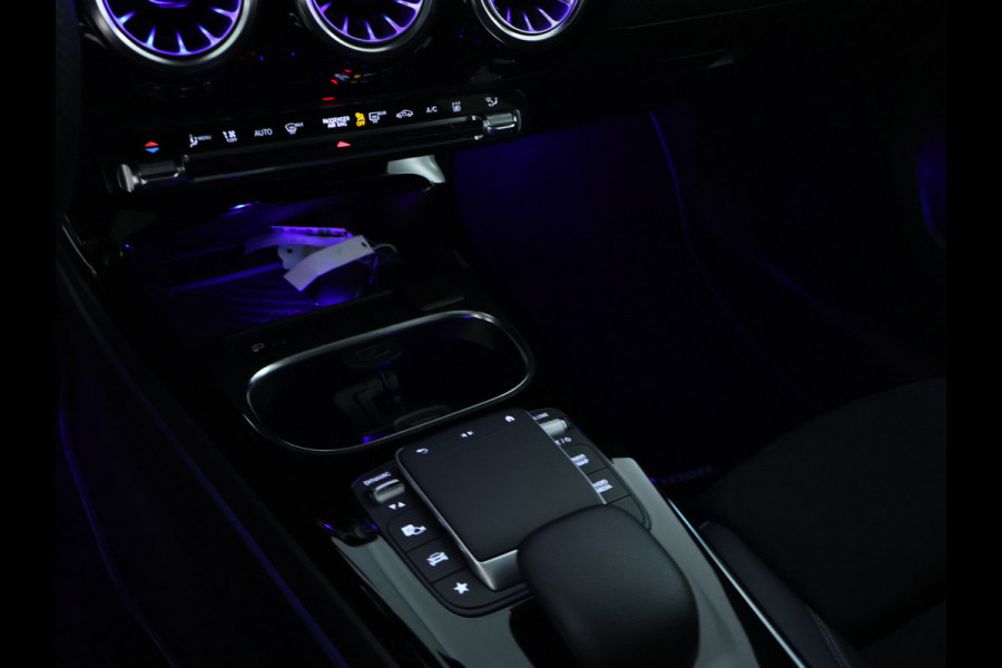 Mercedes-Benz A-Klasse 250 e AMG Plug-In Hybride | AMG Line | Night Pakket | Panorama Schuif-Kanteldak | Sfeerverlichting | Inclusief 24 maanden MB Certified garantie voor Europa.