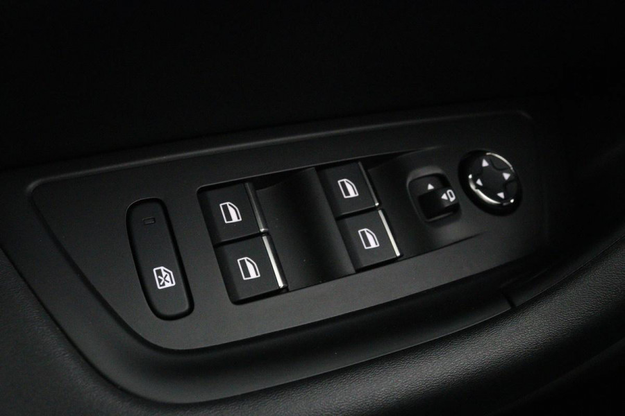 Peugeot 508 1.6 HYbrid Allure | Stoelverwarming | Carplay | Camera | Trekhaak | Navigatie | Climate control | Half leder | Cruise control | PHEV