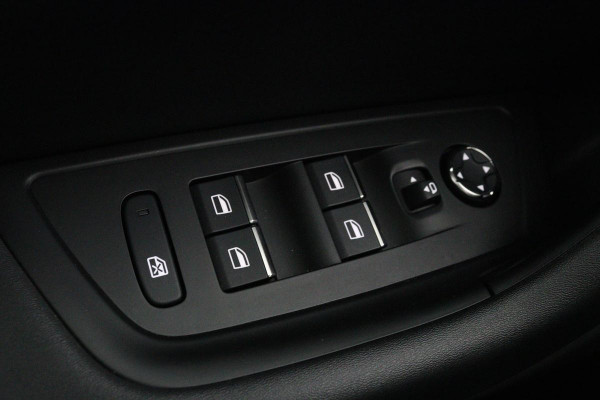 Peugeot 508 1.6 HYbrid Allure | Stoelverwarming | Carplay | Camera | Trekhaak | Navigatie | Climate control | Half leder | Cruise control | PHEV