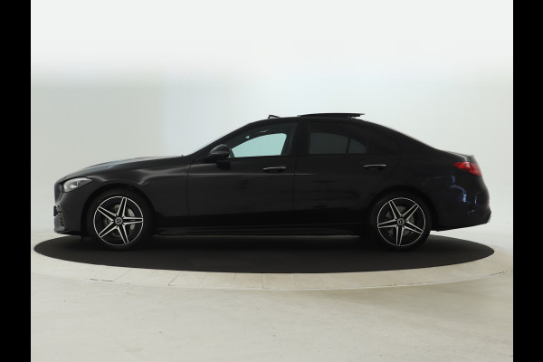 Mercedes-Benz C-Klasse 300 e AMG Plug-In Hybride | Panoramadak | Lichtmetalen velgen | Parking support met camera achter | Navigatie | Inclusief 24 maanden MB Certified garantie voor Europa.