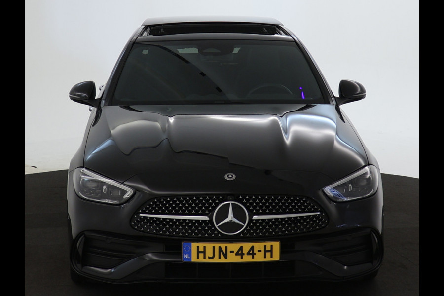 Mercedes-Benz C-Klasse 300 e AMG Plug-In Hybride | Panoramadak | Lichtmetalen velgen | Parking support met camera achter | Navigatie | Inclusief 24 maanden MB Certified garantie voor Europa.