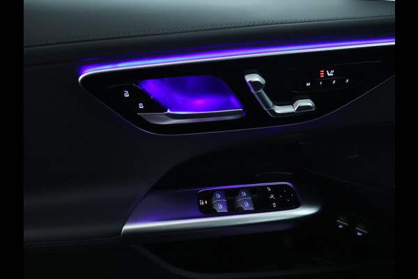 Mercedes-Benz C-Klasse 300 e AMG Plug-In Hybride | Panoramadak | Lichtmetalen velgen | Parking support met camera achter | Navigatie | Inclusief 24 maanden MB Certified garantie voor Europa.