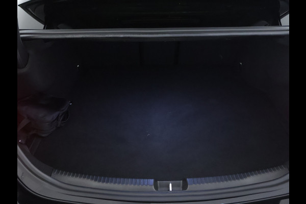 Mercedes-Benz C-Klasse 300 e AMG Plug-In Hybride | Panoramadak | Lichtmetalen velgen | Parking support met camera achter | Navigatie | Inclusief 24 maanden MB Certified garantie voor Europa.