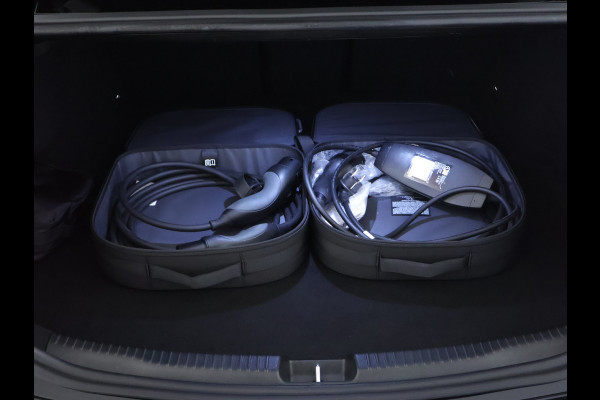 Mercedes-Benz C-Klasse 300 e AMG Plug-In Hybride | Panoramadak | Lichtmetalen velgen | Parking support met camera achter | Navigatie | Inclusief 24 maanden MB Certified garantie voor Europa.