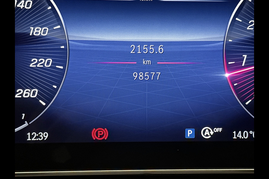 Mercedes-Benz C-Klasse 200 Launch Edition AMG Line | Multispaaks lichtmetalen velgen | Panoramadak | Navigatie | Parking support met camera achter | Inclusief 24 maanden MB Certified garantie voor Europa.