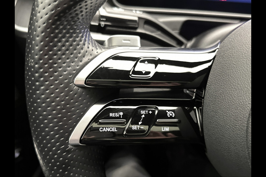 Mercedes-Benz C-Klasse 200 Launch Edition AMG Line | Multispaaks lichtmetalen velgen | Panoramadak | Navigatie | Parking support met camera achter | Inclusief 24 maanden MB Certified garantie voor Europa.