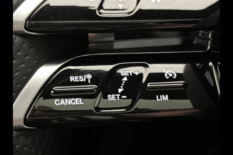 Mercedes-Benz C-Klasse 200 Launch Edition AMG Line | Multispaaks lichtmetalen velgen | Panoramadak | Navigatie | Parking support met camera achter | Inclusief 24 maanden MB Certified garantie voor Europa.