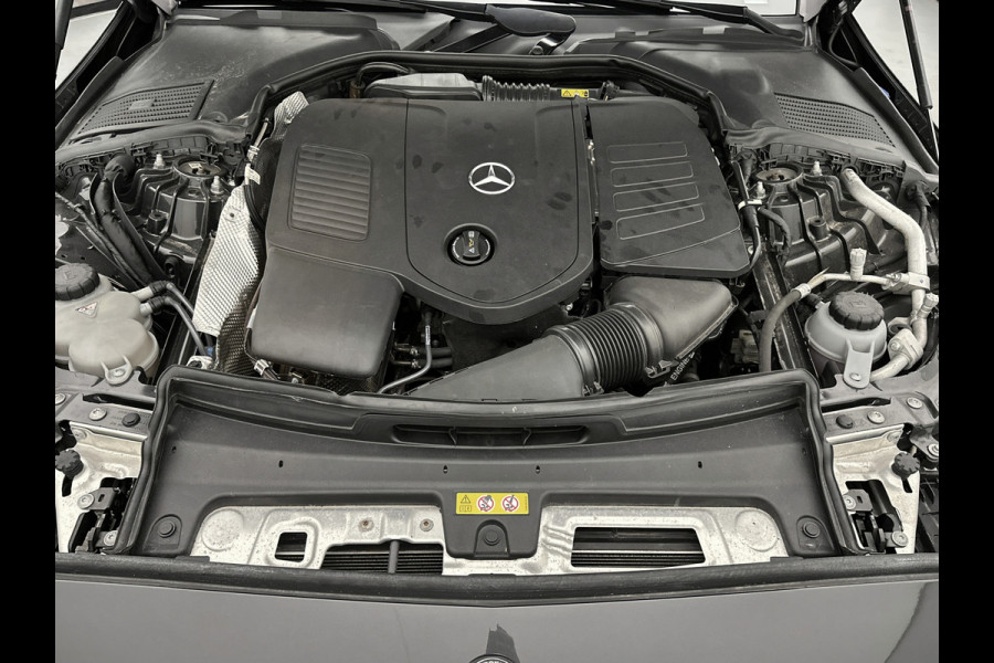 Mercedes-Benz C-Klasse 200 Launch Edition AMG Line | Multispaaks lichtmetalen velgen | Panoramadak | Navigatie | Parking support met camera achter | Inclusief 24 maanden MB Certified garantie voor Europa.
