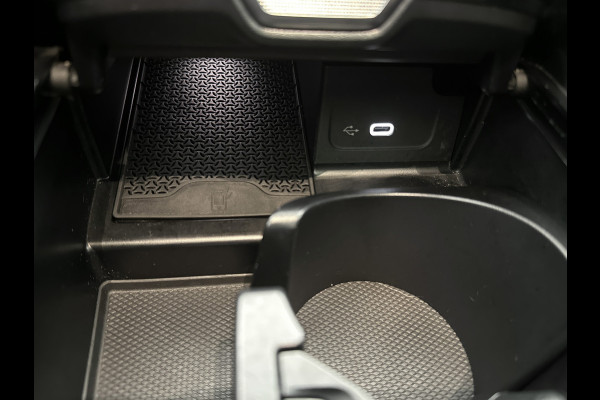 Mercedes-Benz C-Klasse 200 Launch Edition AMG Line | Multispaaks lichtmetalen velgen | Panoramadak | Navigatie | Parking support met camera achter | Inclusief 24 maanden MB Certified garantie voor Europa.