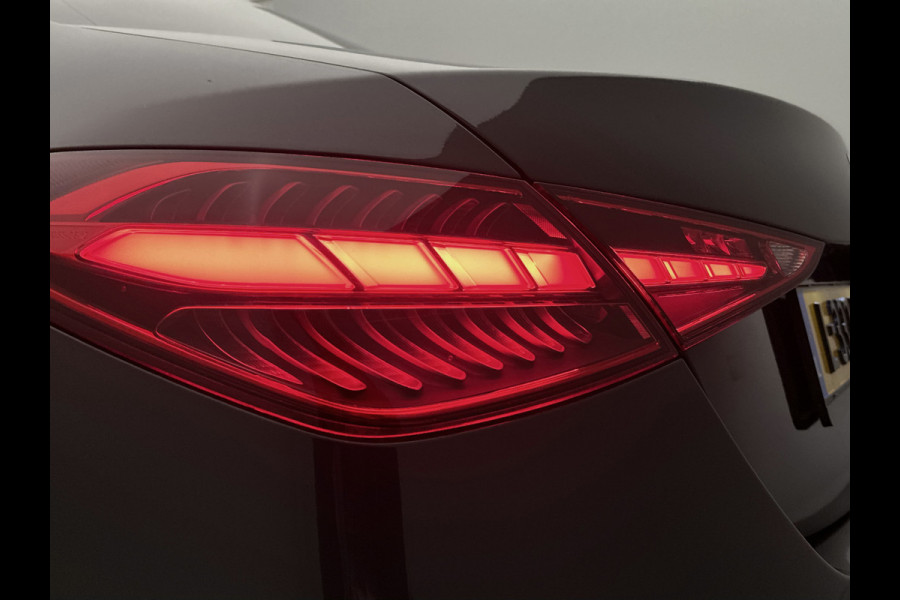 Mercedes-Benz C-Klasse 200 Launch Edition AMG Line | Multispaaks lichtmetalen velgen | Panoramadak | Navigatie | Parking support met camera achter | Inclusief 24 maanden MB Certified garantie voor Europa.