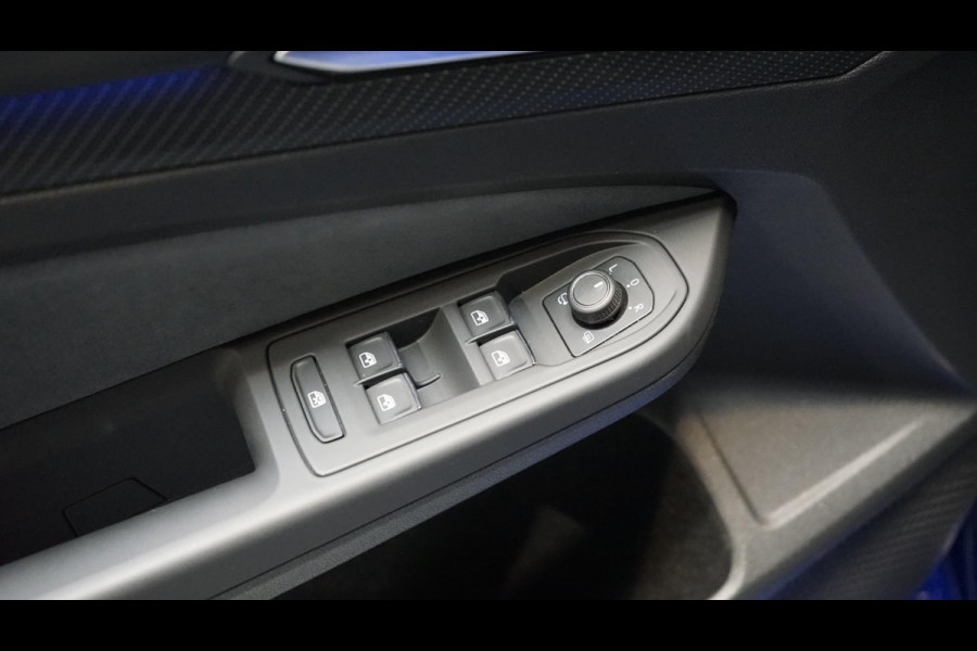 Volkswagen Golf VIII R 2.0 TSI 4M PERFORMANCE AKRAPOVIC-CAMERA-HARMAN KARDON-HUD-IQ LIGHT-KEYLESS-PANORAMA