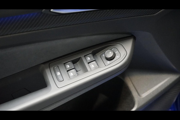 Volkswagen Golf VIII R 2.0 TSI 4M PERFORMANCE AKRAPOVIC-CAMERA-HARMAN KARDON-HUD-IQ LIGHT-KEYLESS-PANORAMA