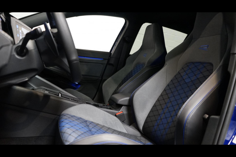 Volkswagen Golf VIII R 2.0 TSI 4M PERFORMANCE AKRAPOVIC-CAMERA-HARMAN KARDON-HUD-IQ LIGHT-KEYLESS-PANORAMA