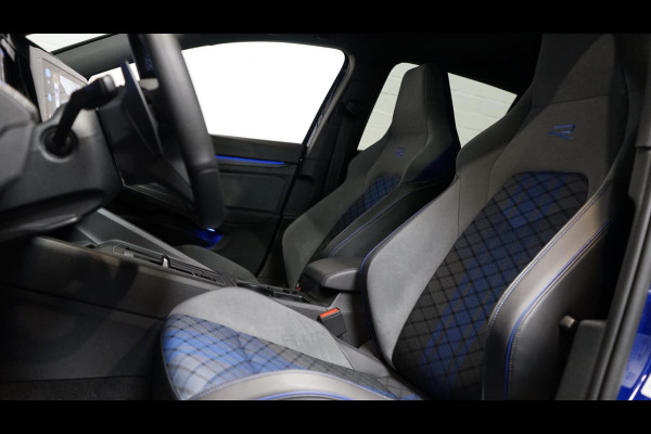 Volkswagen Golf VIII R 2.0 TSI 4M PERFORMANCE AKRAPOVIC-CAMERA-HARMAN KARDON-HUD-IQ LIGHT-KEYLESS-PANORAMA