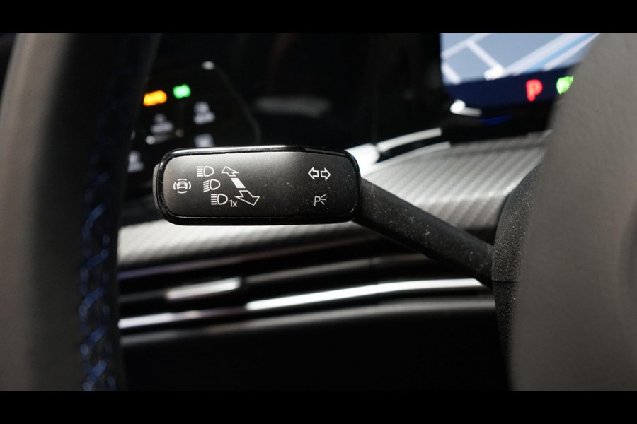 Volkswagen Golf VIII R 2.0 TSI 4M PERFORMANCE AKRAPOVIC-CAMERA-HARMAN KARDON-HUD-IQ LIGHT-KEYLESS-PANORAMA