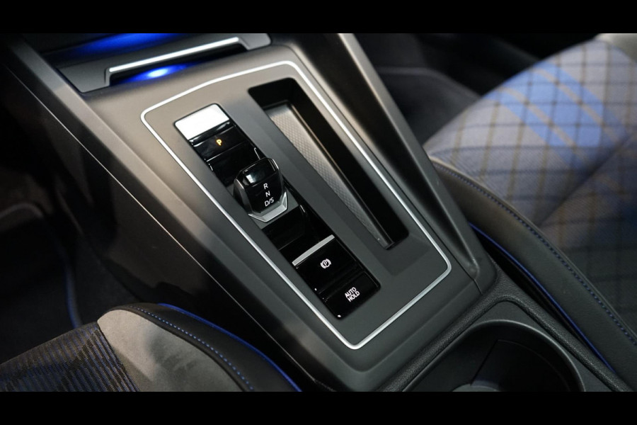 Volkswagen Golf VIII R 2.0 TSI 4M PERFORMANCE AKRAPOVIC-CAMERA-HARMAN KARDON-HUD-IQ LIGHT-KEYLESS-PANORAMA