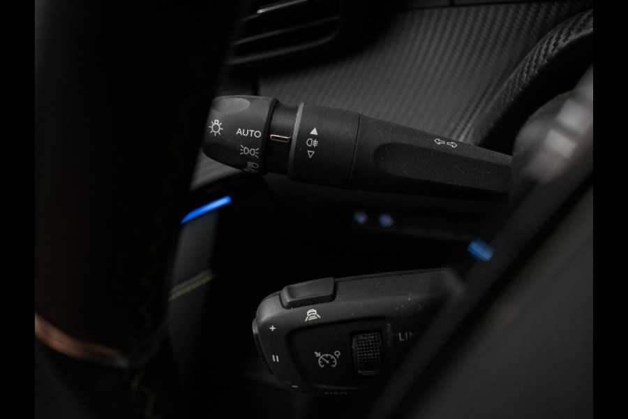 Peugeot e-208 EV GT 350 50 kWh Sport (APPLECARPLAY,NAVI,STOELVERWARMING,CRUISE,GETINT,CARBON,SPORTSTOELEN,CAMERA,SFEERVERLICHTING)