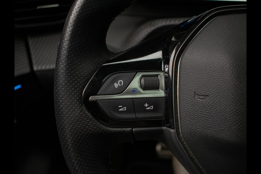 Peugeot e-208 EV GT 350 50 kWh Sport (APPLECARPLAY,NAVI,STOELVERWARMING,CRUISE,GETINT,CARBON,SPORTSTOELEN,CAMERA,SFEERVERLICHTING)
