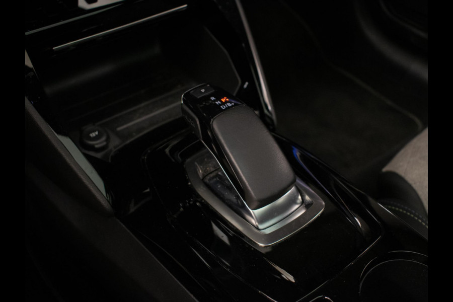 Peugeot e-208 EV GT 350 50 kWh Sport (APPLECARPLAY,NAVI,STOELVERWARMING,CRUISE,GETINT,CARBON,SPORTSTOELEN,CAMERA,SFEERVERLICHTING)