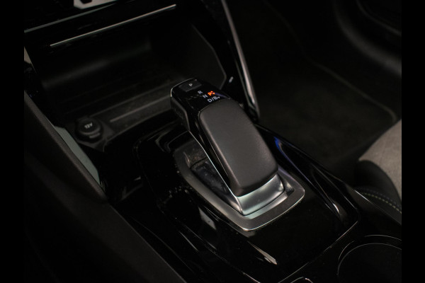 Peugeot e-208 EV GT 350 50 kWh Sport (APPLECARPLAY,NAVI,STOELVERWARMING,CRUISE,GETINT,CARBON,SPORTSTOELEN,CAMERA,SFEERVERLICHTING)