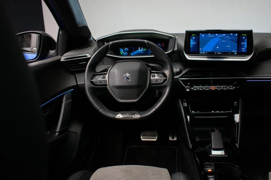 Peugeot e-208 EV GT 350 50 kWh Sport (APPLECARPLAY,NAVI,STOELVERWARMING,CRUISE,GETINT,CARBON,SPORTSTOELEN,CAMERA,SFEERVERLICHTING)