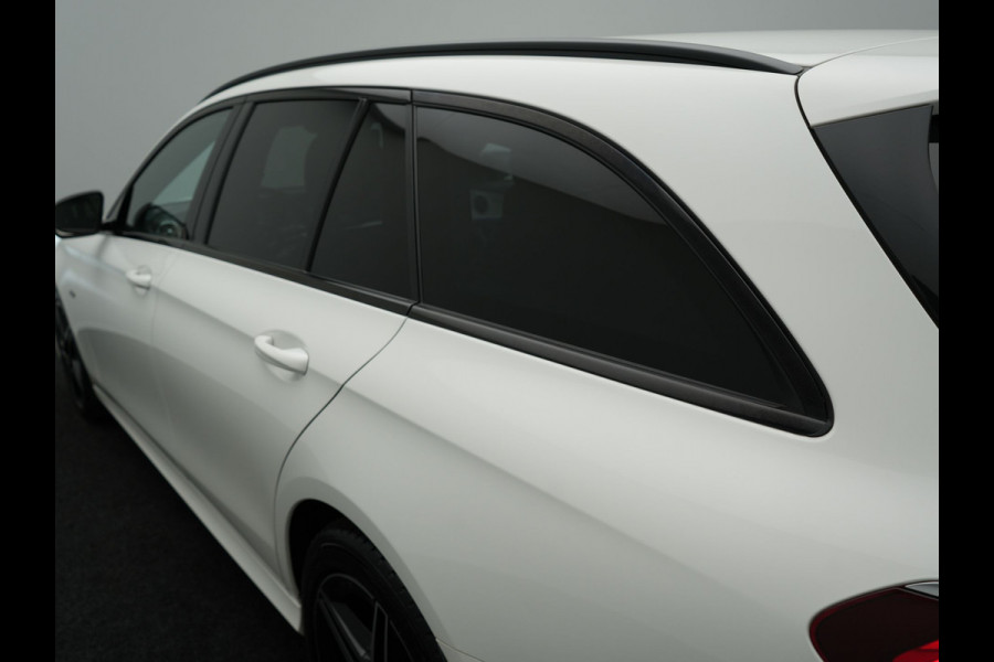 Mercedes-Benz E-Klasse Estate 300e AMG Plug In Hybrid 320pk Dealer O.H PHEV | Widescreen Navi | Sfeerverlichting | Night Pakket | Camera | Apple Carplay | Alcantara Sportstoelen Verwarmd | LED |