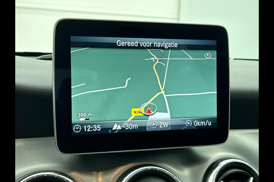 Mercedes-Benz CLA-Klasse 180 AMG Night Automaat (NAVIGATIE, STOELVERWARMING, LED, STUURBEDIENING, AFNEEMBARE TREKHAAK)