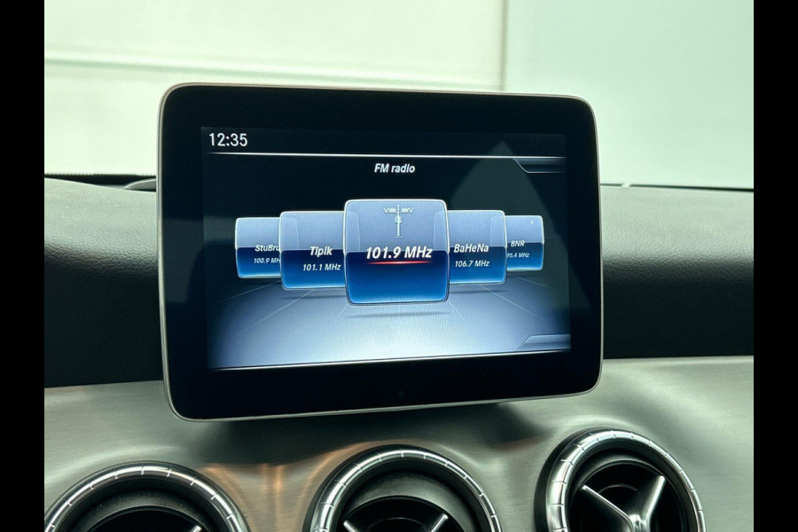 Mercedes-Benz CLA-Klasse 180 AMG Night Automaat (NAVIGATIE, STOELVERWARMING, LED, STUURBEDIENING, AFNEEMBARE TREKHAAK)