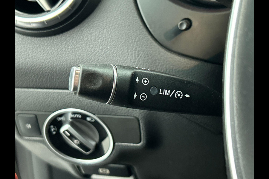 Mercedes-Benz CLA-Klasse 180 AMG Night Automaat (NAVIGATIE, STOELVERWARMING, LED, STUURBEDIENING, AFNEEMBARE TREKHAAK)
