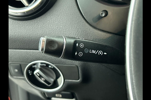 Mercedes-Benz CLA-Klasse 180 AMG Night Automaat (NAVIGATIE, STOELVERWARMING, LED, STUURBEDIENING, AFNEEMBARE TREKHAAK)