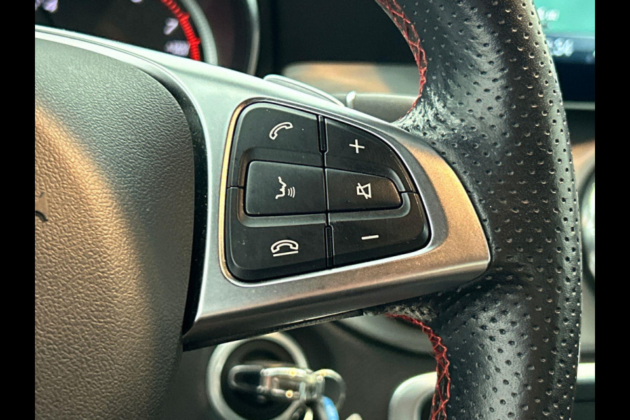 Mercedes-Benz CLA-Klasse 180 AMG Night Automaat (NAVIGATIE, STOELVERWARMING, LED, STUURBEDIENING, AFNEEMBARE TREKHAAK)